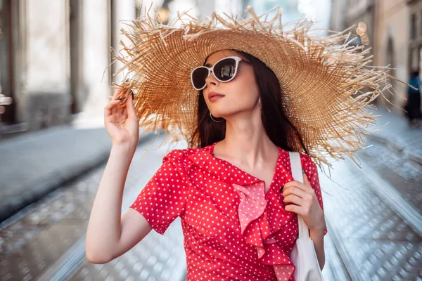 Chica Verano Con Sombrero Paja Gafas Sol Vestido Lunares Rojos — Foto de Stock