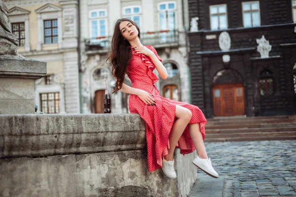 Jolie Fille Robe Pois Rouges Avec Soda Sur Fond Vieille — Photo