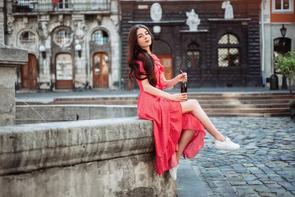Ładna Dziewczyna Czerwonej Sukience Kropki Sodą Tle Starego Miasta Młoda Obraz Stockowy