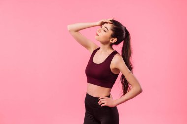 Spor yaptıktan sonra tozluklu ve üst üste istirahat eden bir kız. Spor, sağlıklı yaşam tarzı. Sporcu kadın portresi.