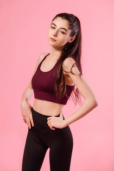 Sportswoman Posa Leggings Top Sfondo Rosa Sport Stile Vita Sano — Foto Stock