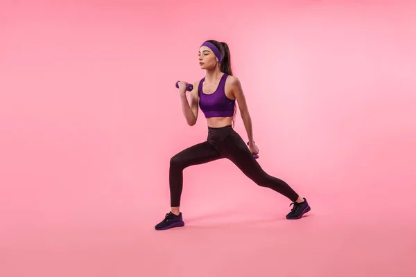 Allenamento Ragazza Sportiva Con Manubri Sfondo Rosa Sport Stile Vita — Foto Stock