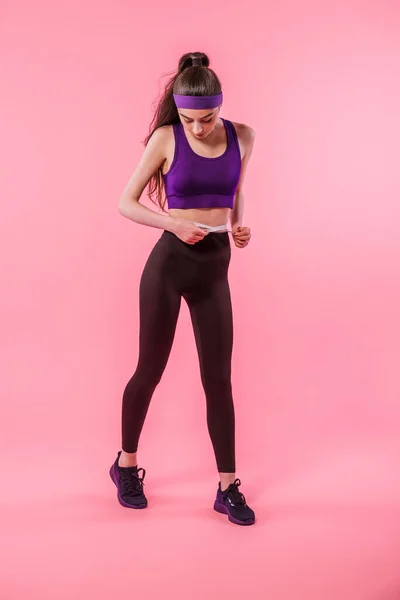 Fitness Model Sportkleding Met Meetlint Gewichtsverlies Concept Atletisch Sportief Meisjesportret — Stockfoto