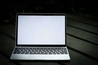 İş konsepti: Kafeye pazarlama ürünleri satan reklam metinleri koymak için beyaz defter ekranı arka planı, modelleme, satış ve metin.