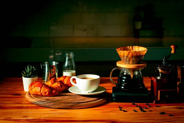 Konsep Kafe Retro Set Pembuat Kopi Tetesan Dan Croissant Segar — Stok Foto