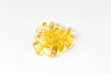 Omega3 balık yağı hapları beyaz arka planda izole, düz, üst görünüm.