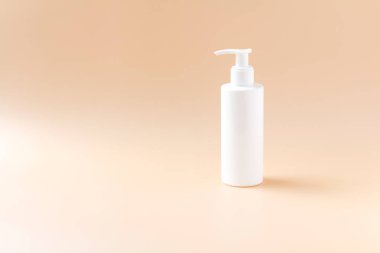 Beyaz plastik şişe pastel renkli arka planda izole edilmiş, sıvı pompa kabı kozmatik ürün için, düz konum, üst görünüm.