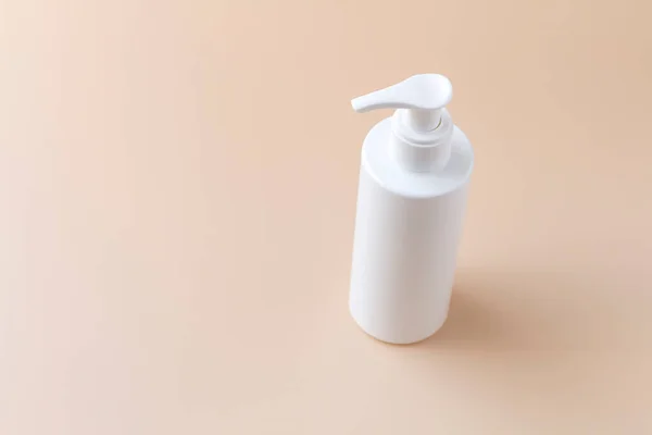 White Plasstic Bottle Isolated Pastel Color Background Fluid Pump Container — Foto Stock