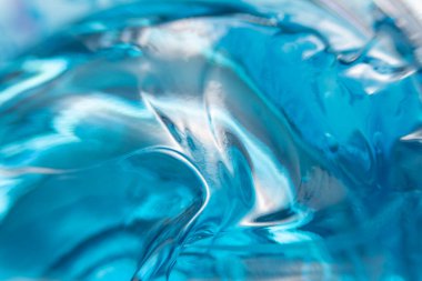 Sıvı jel mavi kozmetik leke damlaları desen, su mavisi jel toplar, yansıması olan kristal sıvı top, doku arka planı, makroyu kapat. 