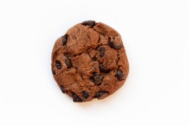 Beyaz arka planda izole çikolatalı kurabiye, düz yatak, üst görünüm.