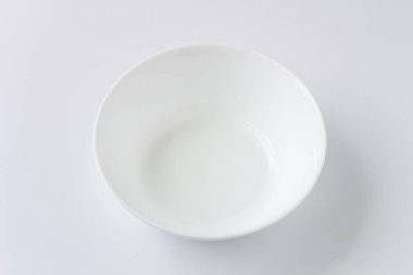 Beyaz plaka beyaz arka planda izole, düz yatay, üst görünüm