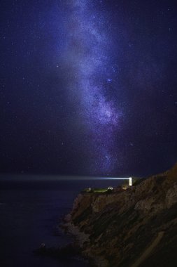 Deniz feneri Samanyolu yıldızların altında