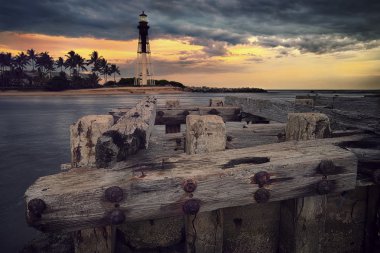 Alacakaranlıkta deniz feneri