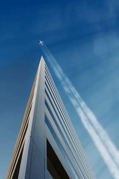 Jet trail através do céu — Fotografia de Stock