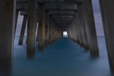 İskelenin altındaki ay