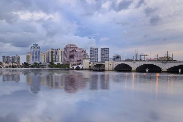 West palm beach skyline reflektion — Stockfoto