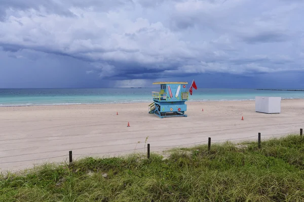 Playa tropical después de la tormenta . — Foto de Stock