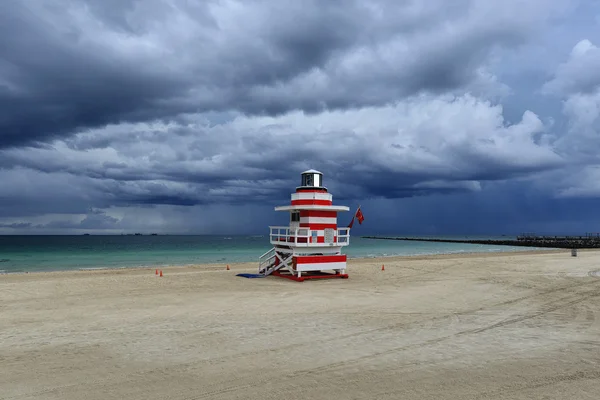 Tropikalna plaża przed burzą. — Zdjęcie stockowe