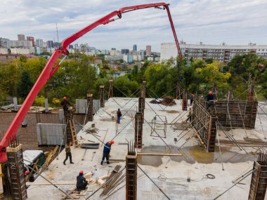 İnşaat alanına beton karışımını beton pompayla beslemek..