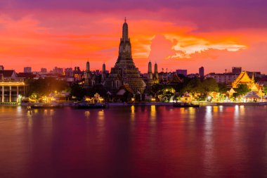 Gece vakti Wat Arun Ratchawararam Ratchawaramahawihan veya Wat Arun, Bangkok Tayland.