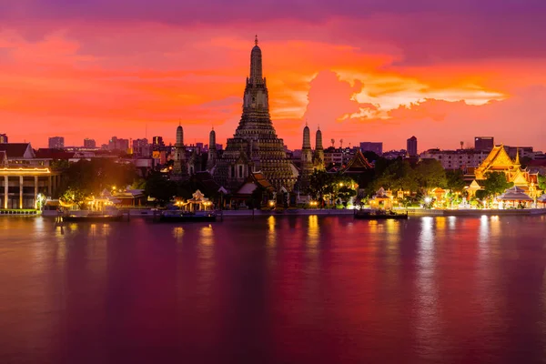 Gece vakti Wat Arun Ratchawararam Ratchawaramahawihan veya Wat Arun, Bangkok Tayland.