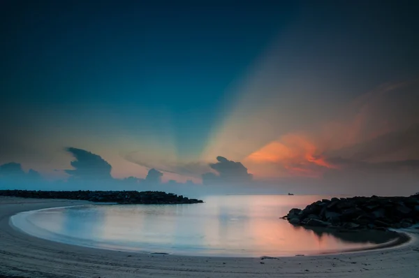 Όμορφη ανατολή του ηλίου με κυματοθραύστη στην παραλία ΦΑΙΤΑ — Φωτογραφία Αρχείου