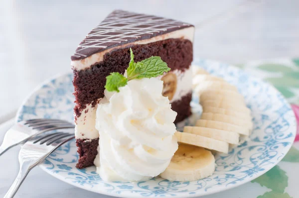 Close up of a chocolate cream cake on plate — Stock Photo, Image