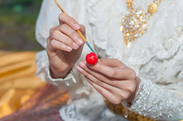 Making and painting khanom lookchou — Stock Photo, Image