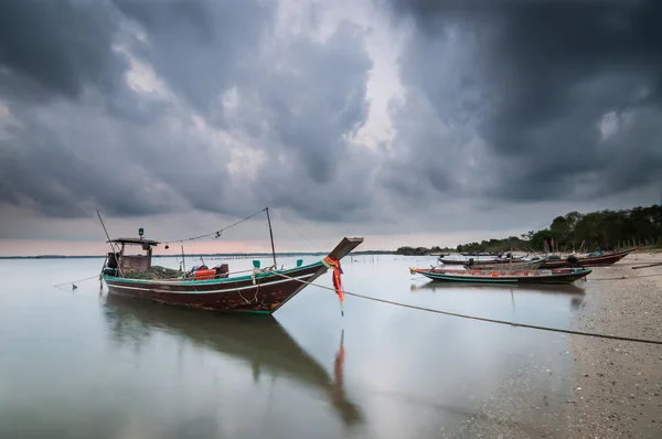 Bateau et nuages nuageux — Photo