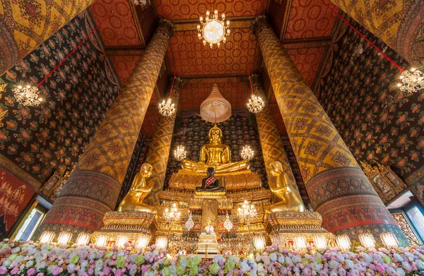 Hermosa imagen buddha en phra ubosot en Wat Hong Rattanaram Rat —  Fotos de Stock