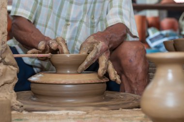 bir adam gibi bir tekerlek üzerinde döner seramik şekilleri