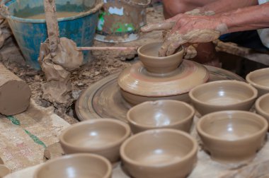 bir adam gibi bir tekerlek üzerinde döner seramik şekilleri