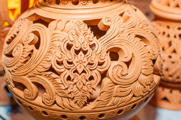 Bellissimi disegni in stile tailandese su ceramica — Foto Stock