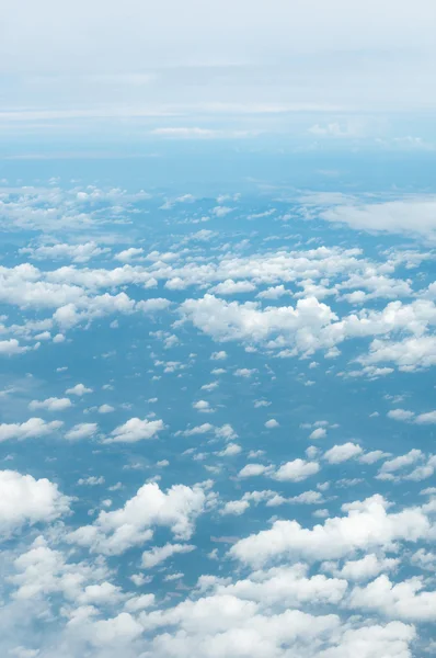 Nubes blancas esponjosas y fondo azul del cielo — Foto de Stock