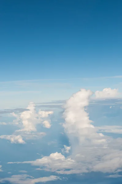 Nubes blancas esponjosas y fondo azul del cielo — Foto de Stock