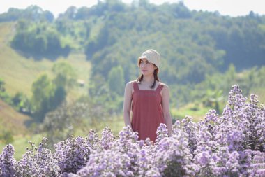 Genç Asyalı kadın gezgin Margaret Aster 'ın Khao Kho, Tayland' daki bahçesini geziyor, tatil konseptinde dinleniyor.