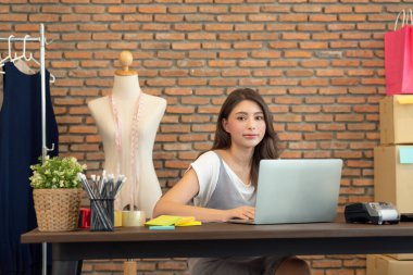 Evde çalışan küçük bir işletme sahibi, işini yapan başarılı bir iş kadını, online alışveriş ve dış ticaret konsepti