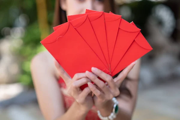 Asya Bir Kadının Çin Yeni Yılda Elinde Kırmızı Zarflarla Dolaşması — Stok fotoğraf