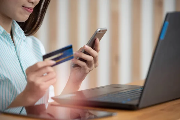 Primer Plano Mujer Que Sostiene Tarjeta Crédito Uso Ordenador Portátil —  Fotos de Stock