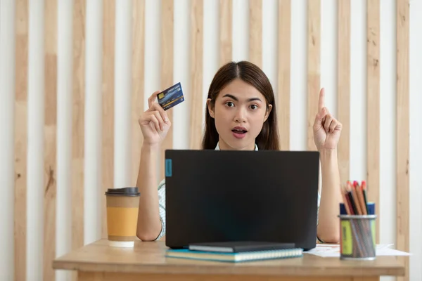 Retrato Una Joven Asiática Sosteniendo Tarjeta Crédito Pensando Las Compras —  Fotos de Stock