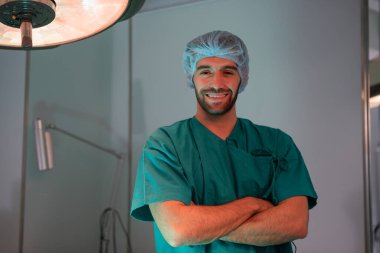 Hastane, sağlık ve tıbbi konseptte gülümseyen genç yakışıklı erkek doktorun portresi