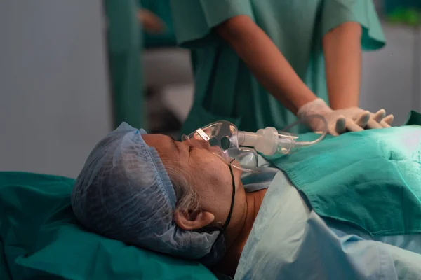 Lekarze Wykonujący Resuscytację Pacjenta Masce Tlenowej Spoczywającego Łóżku Szpitalu Reanimacja — Zdjęcie stockowe