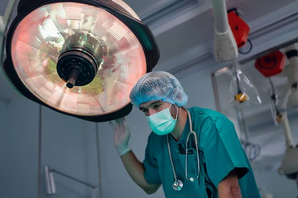 Портрет Красивого Хірурга Який Працює Операційній Кімнаті Охорони Здоров Медицини — стокове фото