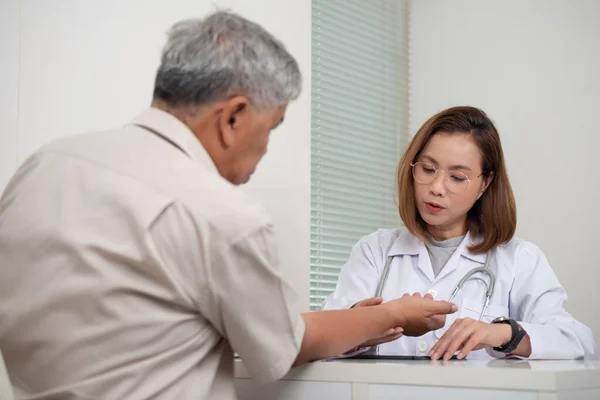 Asian Female Doctor Examining Old Male Patient Hospital Healthcare Medical — Stock Photo, Image