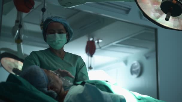 Médecin Faisant Réanimer Patient Sous Masque Oxygène Reposant Sur Lit — Video