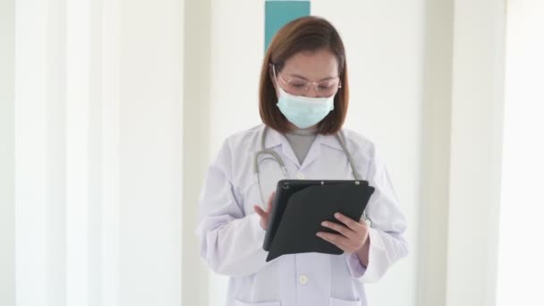 Egy Női Orvos Sétál Folyosón Laptoppal Kórházban — Stock videók