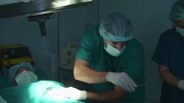 Ομάδα Επαγγελματιών Ιατρών Που Εκτελούν Χειρουργική Επέμβαση Στο Χειρουργείο Την — Αρχείο Βίντεο