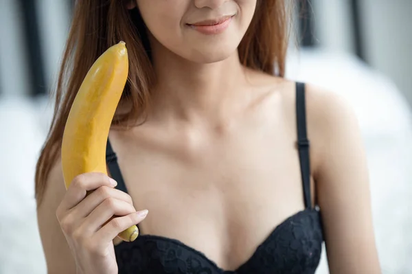 Gros Plan Jeunes Femmes Asiatiques Sexy Attractives Tenant Une Banane — Photo