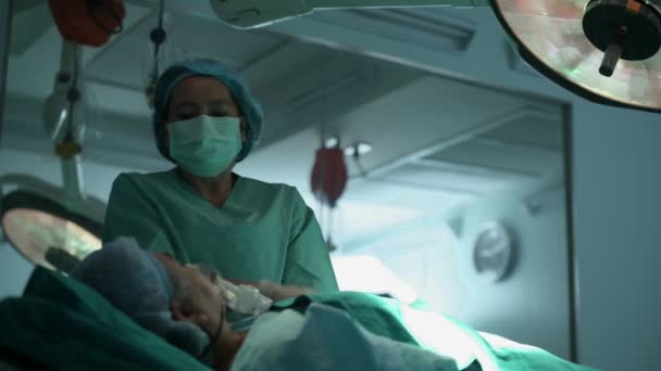 医師は 病院のベッドで休んで酸素マスクの患者を蘇生します Cpr心肺蘇生プロセス — ストック動画