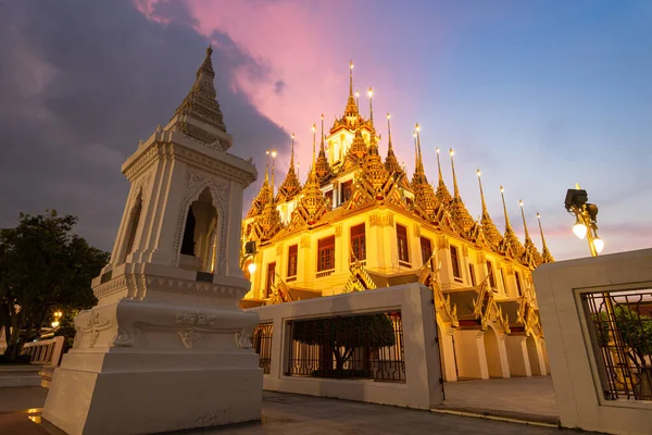 ワット ラチャナータダラムとロハ プラサート金属城日没 ランドマークとタイのバンコク市の有名な場所 — ストック写真